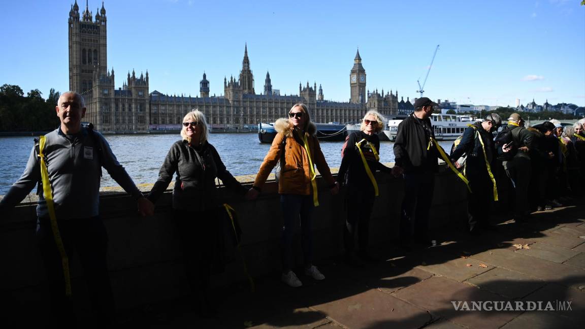 $!La cadena humana se extendió a lo largo del puente de Westminster.