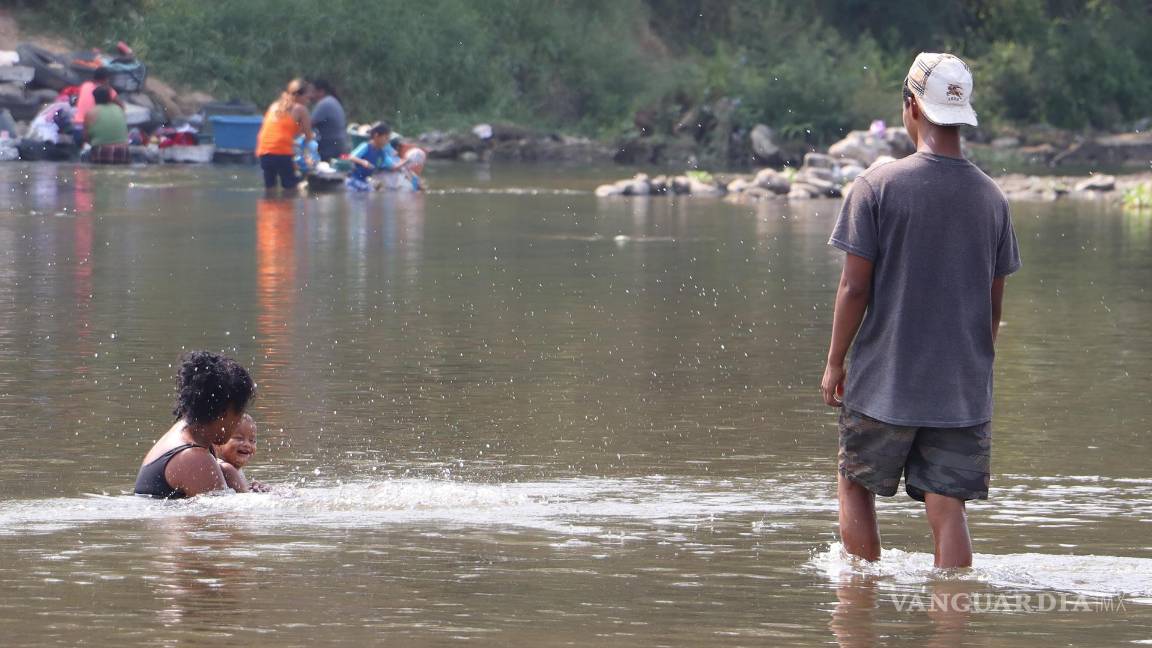 $!Los migrantes aprovechan la caída del afluente del río Suchiate y la escasez de elementos de seguridad para cruzar sin restricciones.