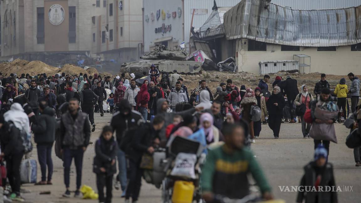 $!Palestinos desplazados dejan el campamento de Khan Yunis y se dirigieran a los campamentos de Rafah, cerca de la frontera con Egipto, en la Franja de Gaza.