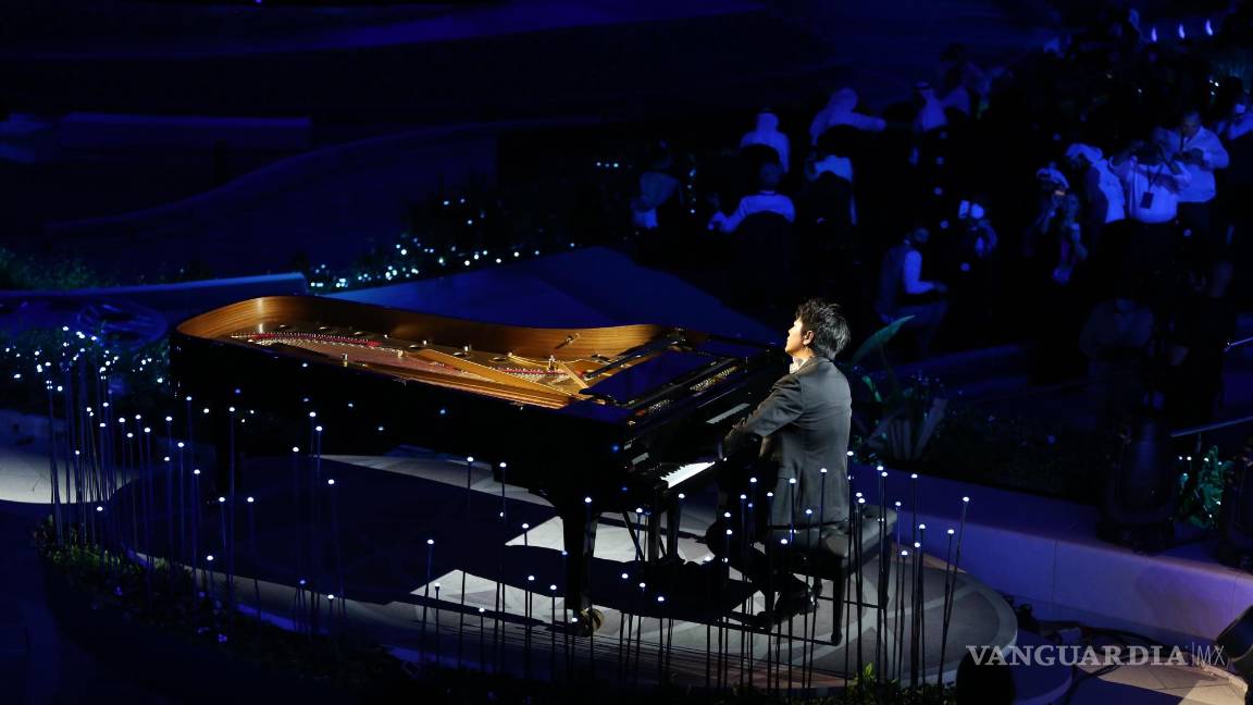 $!El pianista chino Lang Lang actúa en el centro de actuación en Al Wasl Plaza en el sitio de la EXPO durante la ceremonia de apertura oficial de la EXPO 2020, Dubai, Emiratos Árabes Unidos. EFE/EPA/Ali Haider