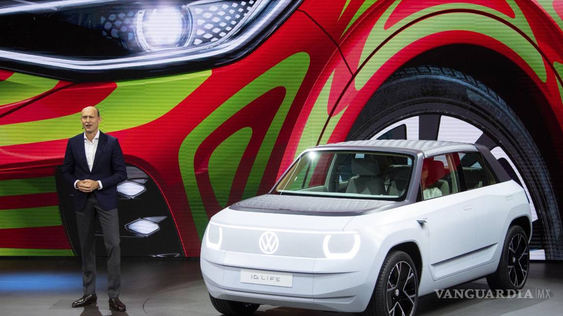 $!Ralf Brandstaetter, miembro del Consejo de Administración de la marca Volkswagen, presenta el “ID. Life” en el Salón del Automóvil de IAA en Munich, Alemania. AP/Sven Hoppe/dpa