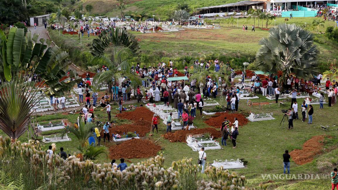 $!Entierro colectivo de víctimas de una avalancha en Mocoa (Colombia) el 3 de abril de 2017.