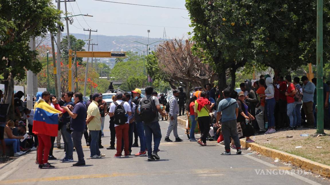 Centenares de migrantes bloquean avenida de Tuxtla Gutiérrez y exigen visas humanitarias