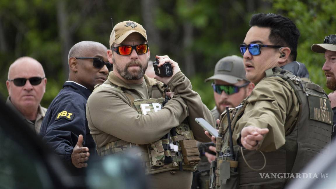 $!Autoridades de varias agencias trabajan en el lugar en donde la policía cree que arrinconó a un hombre que presuntamente baleó y mató a cinco personas en una casa la noche previa.