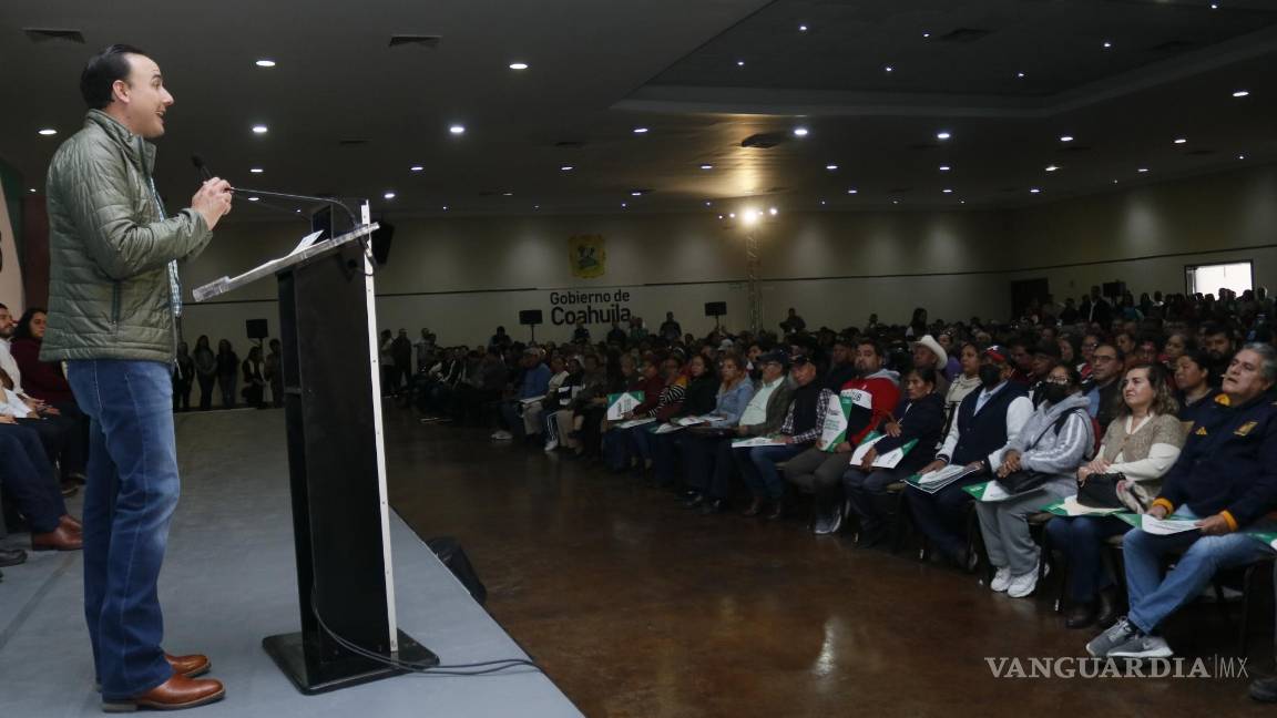 $!El gobernador Manolo Jiménez Salinas destacó la importancia de la entrega de escrituras como garantía de seguridad y estabilidad para las familias de Coahuila.