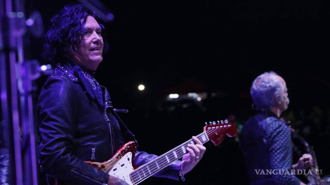 $!Saúl Hernández encabezó a la banda, agradeciendo la presencia de sus fans.