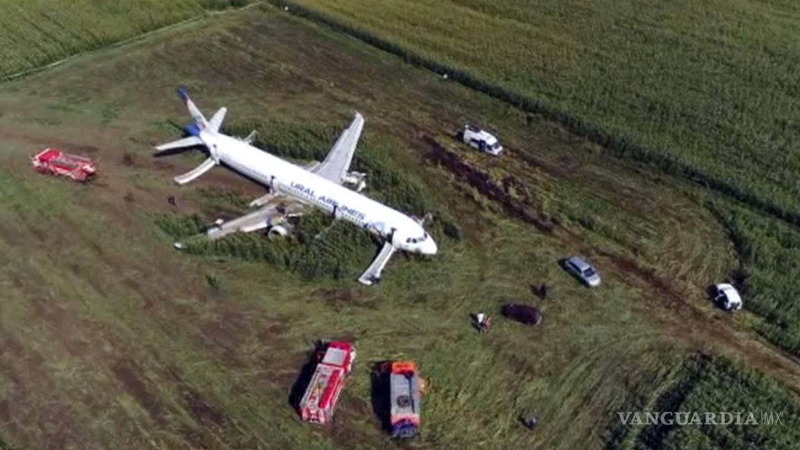 Airbus 321 aterriza de emergencia en un campo de maíz en las afueras de Moscú