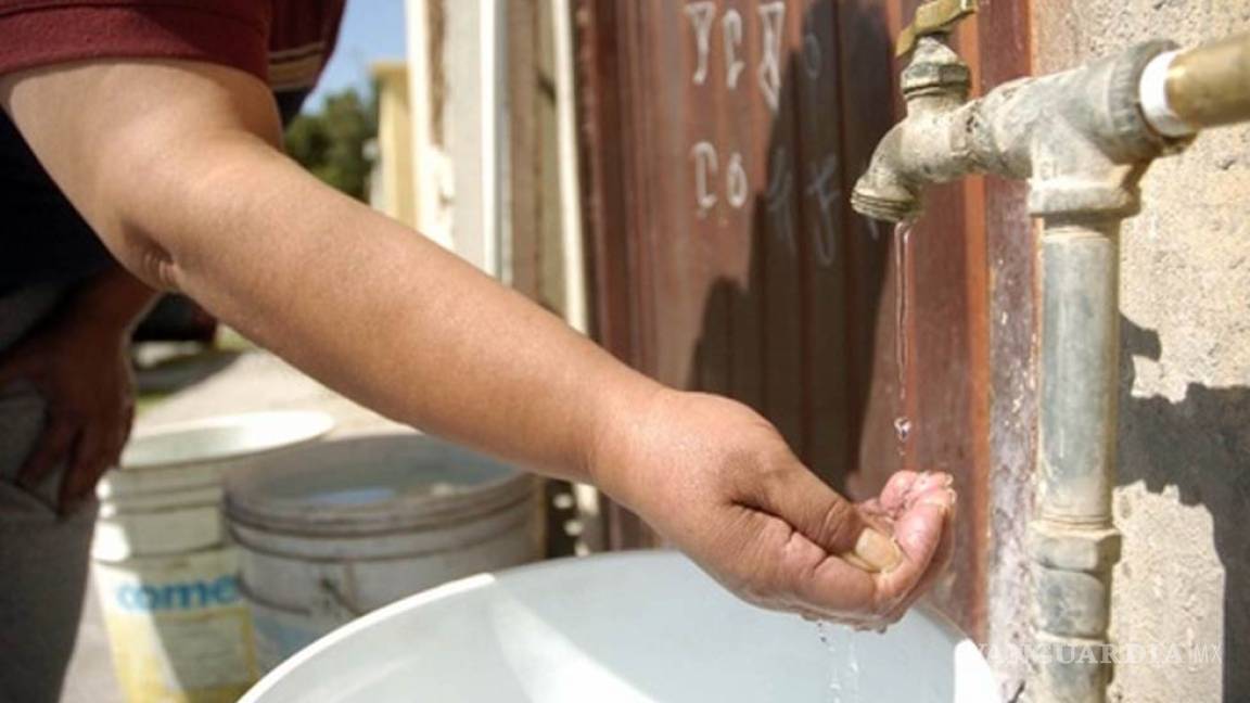 Cuarenta colonias de Saltillo que sufren ola de calor se verán aún más afectadas por 'ocurrencia' de AGSAL de restringir servicio de agua