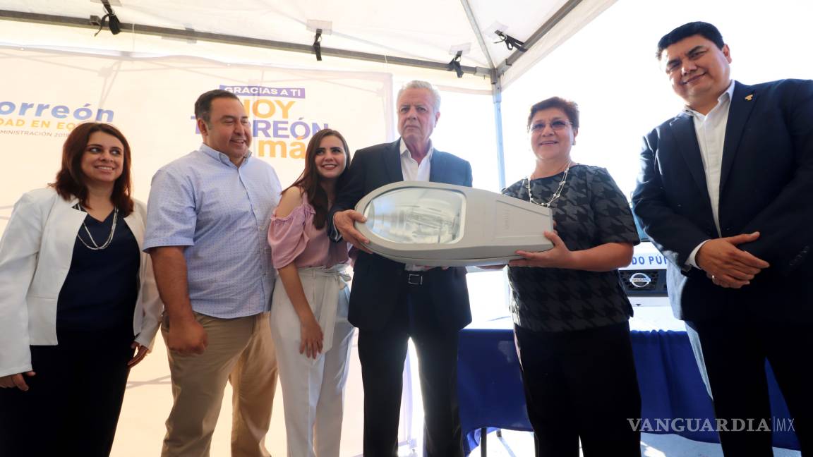 Ayuntamiento de Torreón entrega 150 luminarias a San Pedro