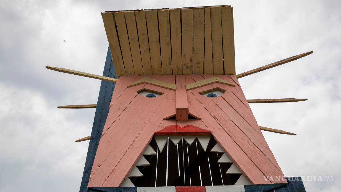 $!Erigen estatua poco halagadora de Trump en Eslovenia