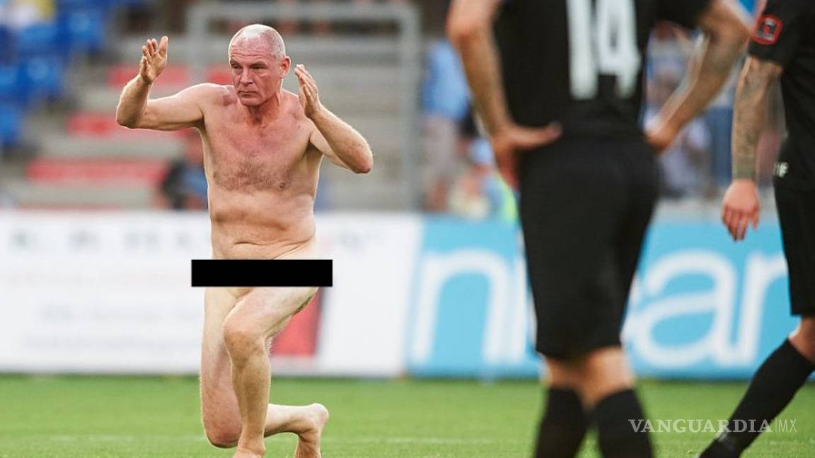 $!Ex jugador danés ingresa desnudo al campo en un partido de futbol