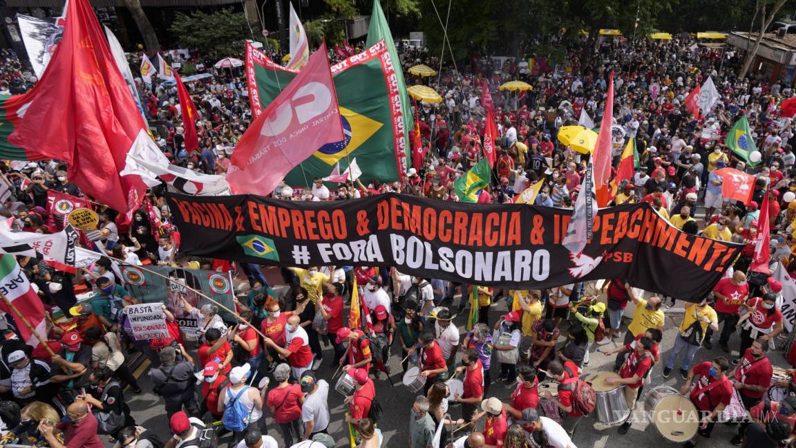 Claman miles destitución de Bolsonaro por mal manejo de pandemia en Brasil