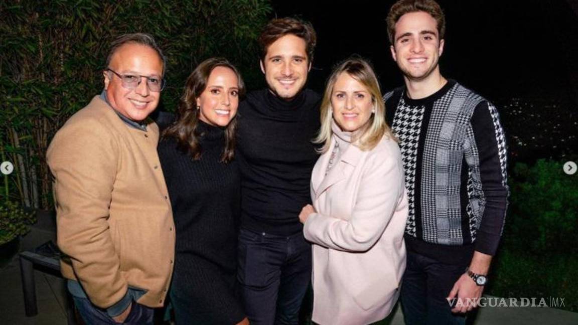 $!Diego Boneta estuvo acompañado por su familia en su festejo.