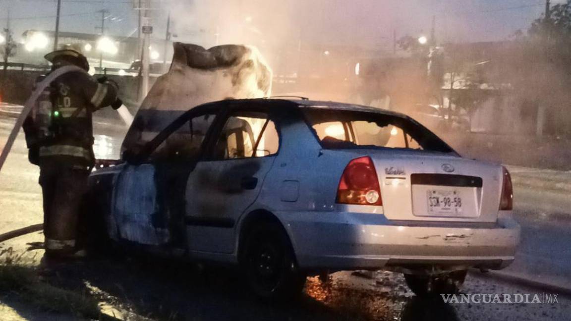 Saltillo: falla ocasiona que auto se prenda en llamas