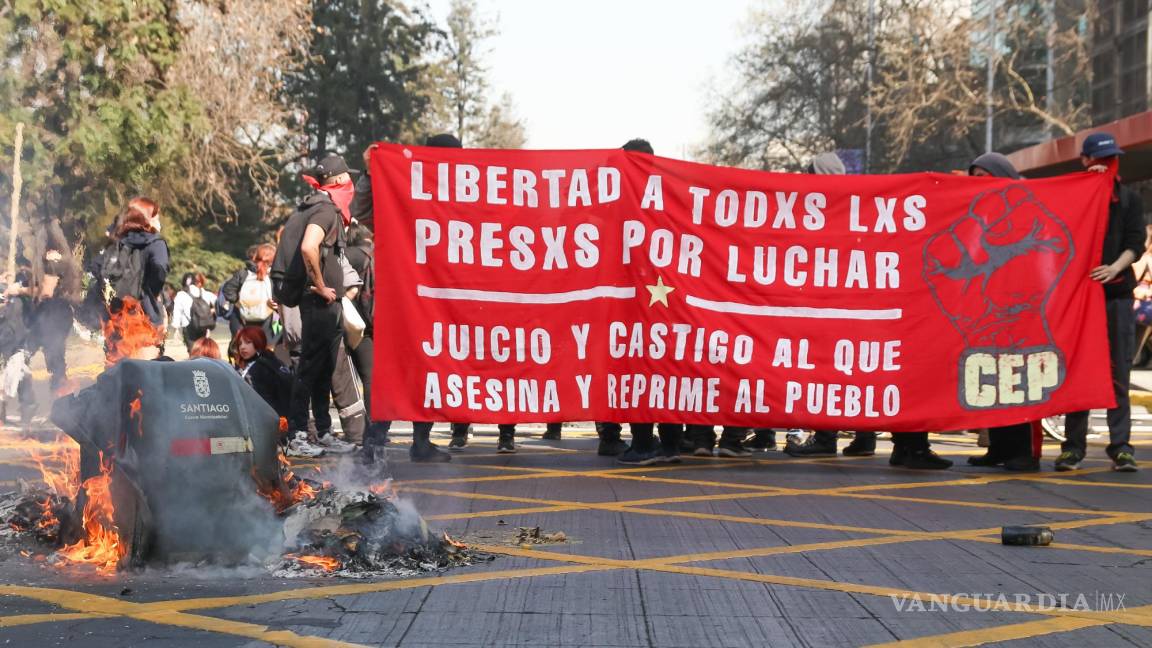 Reprimen a estudiantes con gases lacrimógenos y camiones con mangueras de agua en Chile