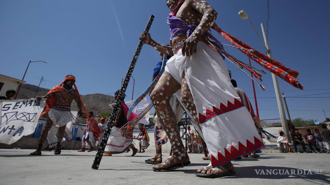 $!Raramuris (Tarahumaras) realizan la danza de los pintos para conmemorar el viacrucis durante la Pasión de Cristo en Ciudad Juárez, Chihuahua (México).