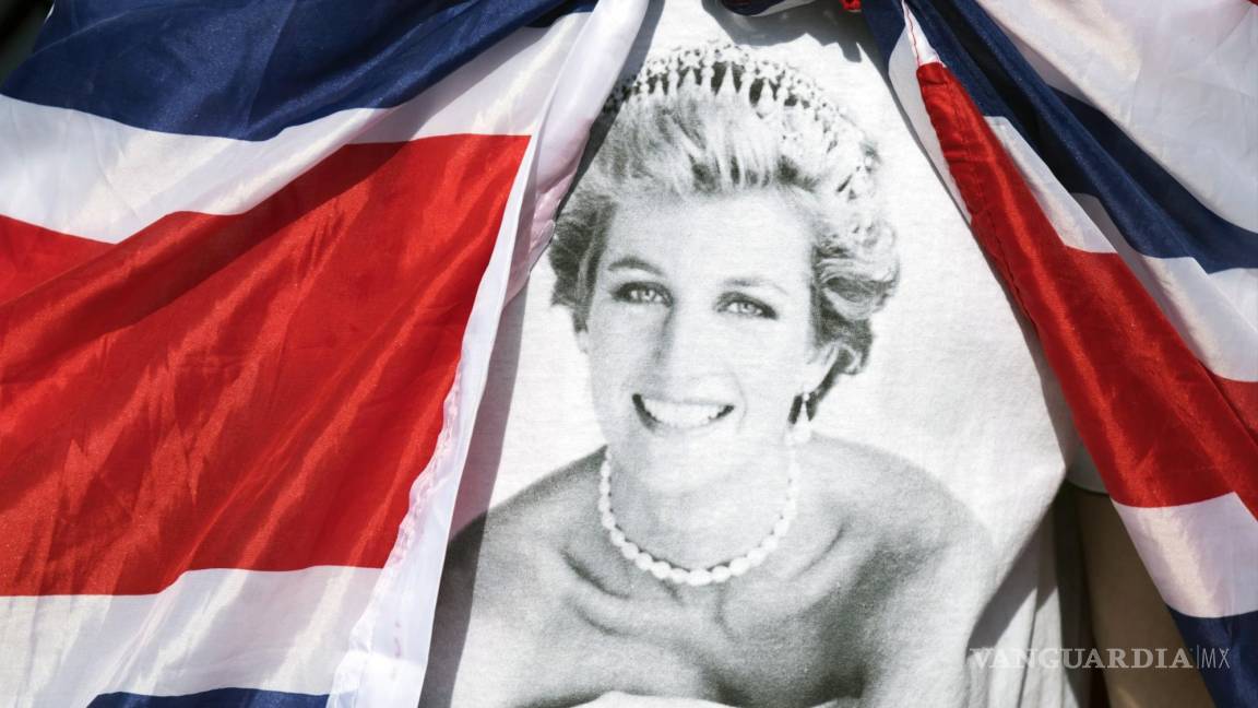 $!Desde su muerte, los homenajes a la princesa Diana de Gales se suceden a las puertas del Palacio de Kensington en Londres.