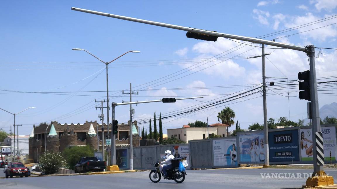 ‘Pareciera que el semáforo es invisible’; alertan vecinos riesgo vial en Blvr. Musa, al norte de Saltillo
