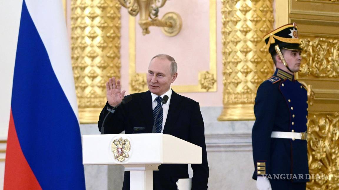 El aplauso que nunca llegó; Putin vive incómodo momento frente a 17 embajadores (video)