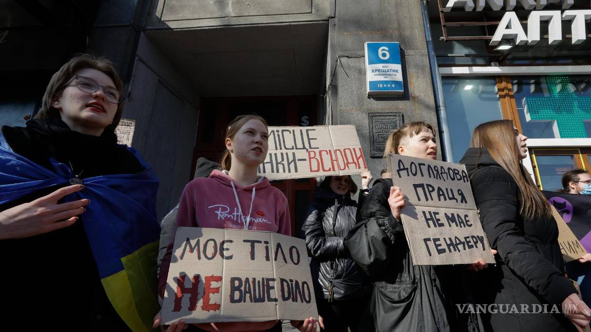 $!Activistas de diferentes grupos feministas y LGBT protestan contra el sexismo, el patriarcado y la infracción de los derechos de las mujeres en Kiev, Ucrania.