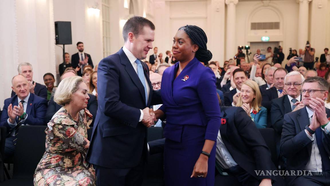 $!La nueva líder del Partido Conservador, Kemi Badenoch (d), es felicitada por el candidato Robert Jenrick tras el anuncio del nuevo líder del partido en Londres.