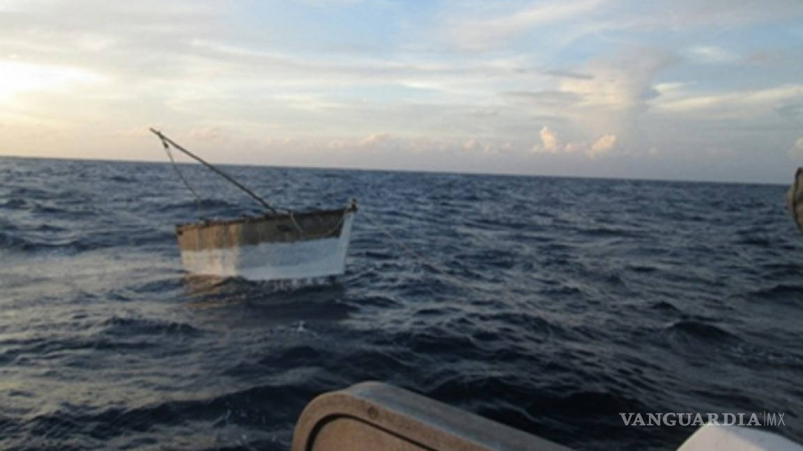 Doce cubanos arriban a Isla Mujeres tras 17 días de navegar