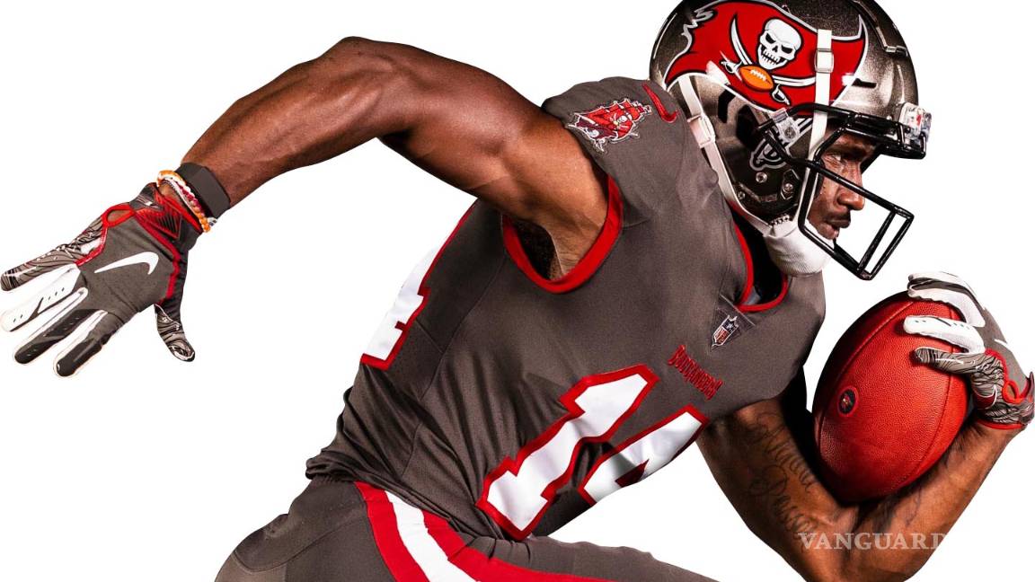 $!Los Buccaneers estrenan uniformes