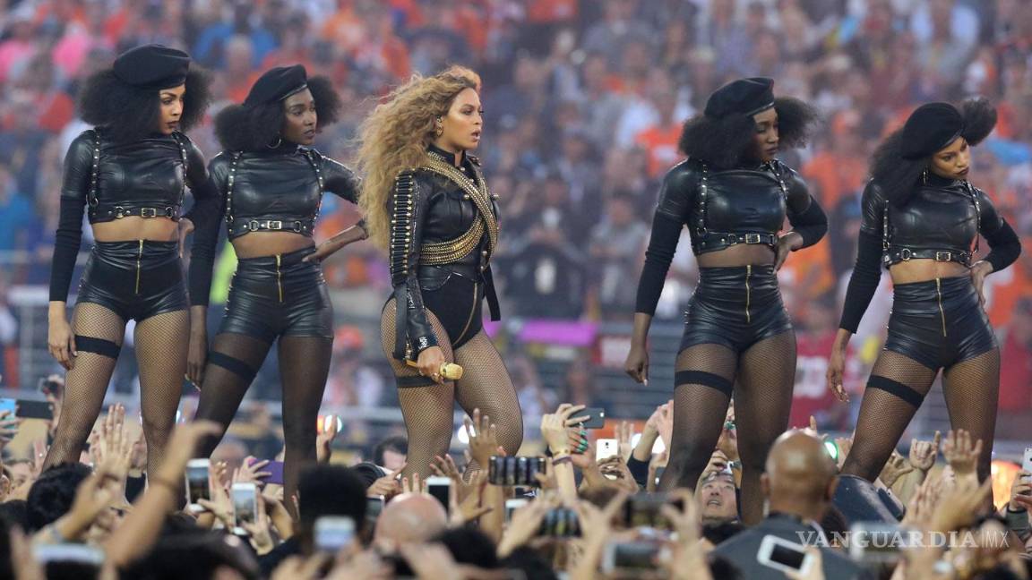 $!Beyoncé comenzó a cantar “Formation” con un equipo de baile totalmente femenino que lucía boinas al estilo de los Black Panthers.