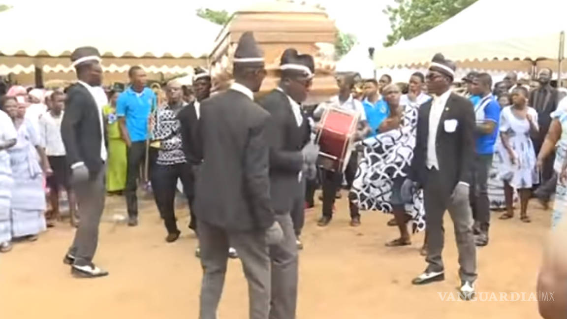 ¿Te has preguntado quiénes son los africanos del meme que bailan mientras cargan un ataúd?