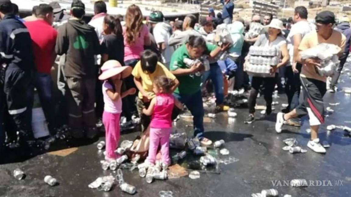 Pobladores de Zacatecas hacen rapiña a tráiler de cerveza volcado