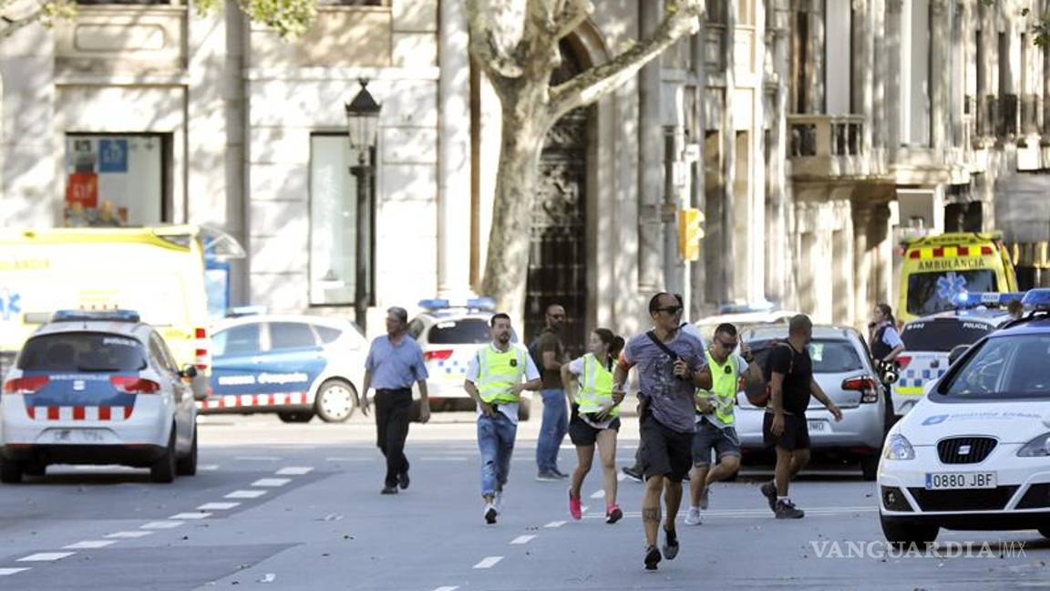 $!Pánico en Barcelona, al menos 13 muertos y veinte heridos por atropello masivo