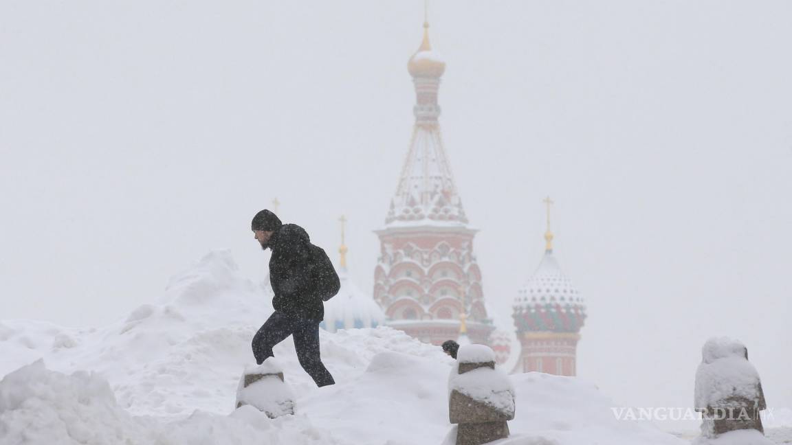 Moscú se congela; intensa nevada congestiona calles y ya esperan otra