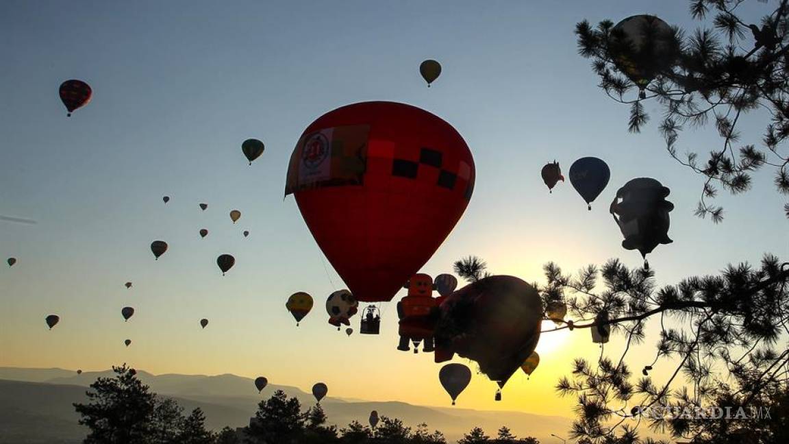 Un centenar de globos aerostáticos colorean el cielo de León, Guanajuato