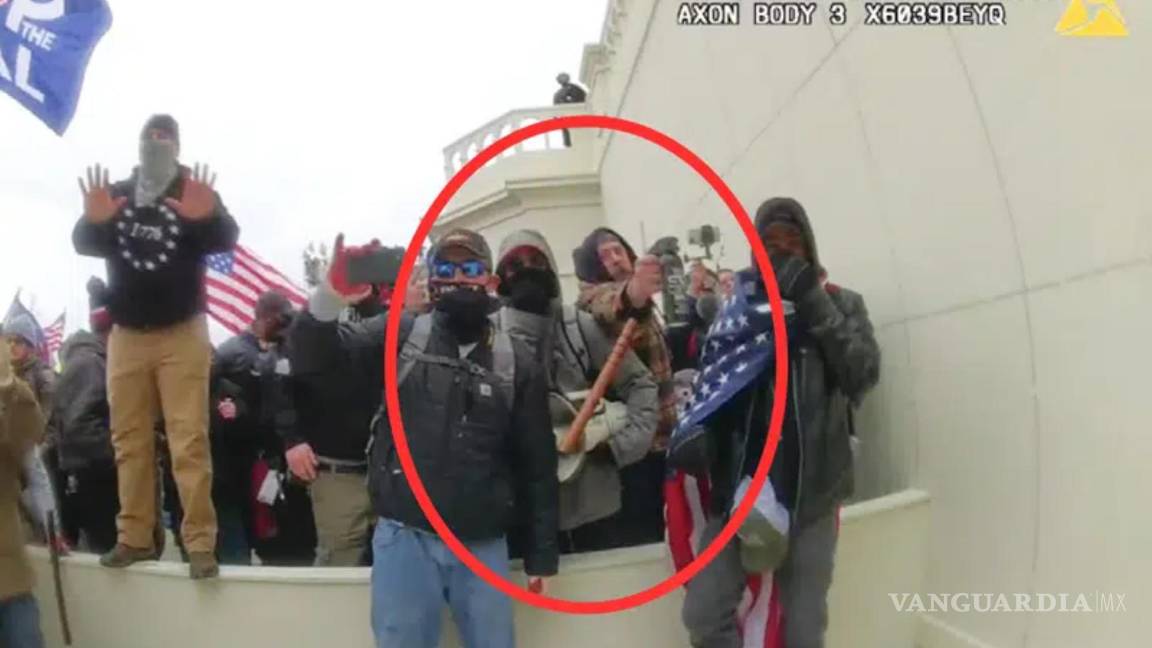 $!Imagen de la cámara de video corporal de un oficial del Departamento de Policía Metropolitana de Washington se muestra a Peter Schwartz en un círculo rojo.