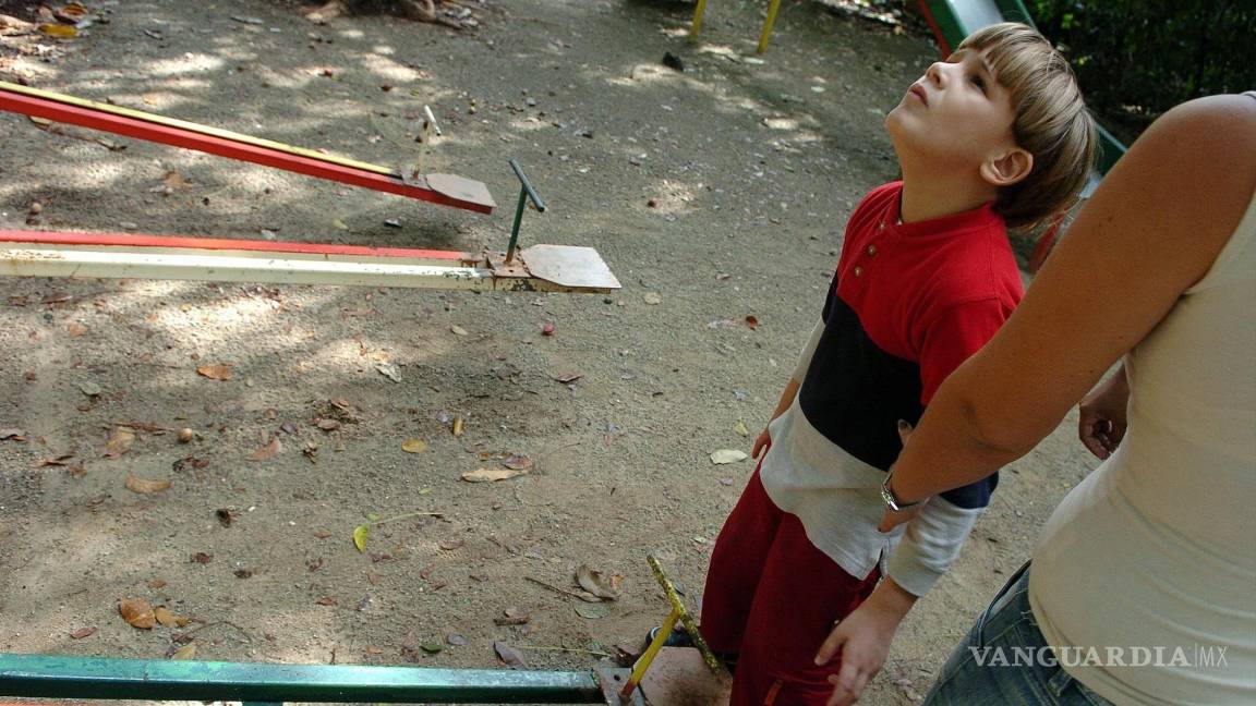 $!Un niÒo autista cubano juega en el parque.