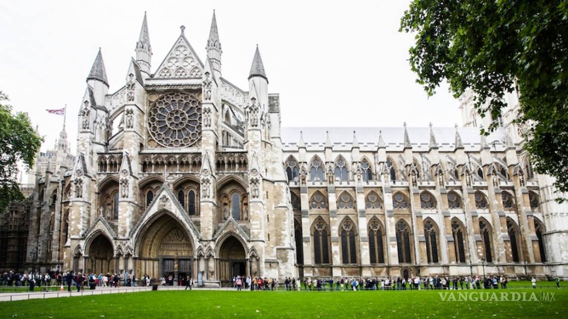 $!Hockney diseñará un vitral en la Abadía de Westminster en honor de Isabel II