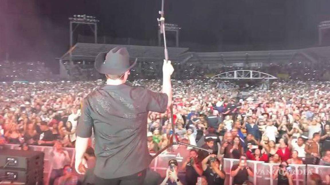 $!Alfredo Olivas cantó con gran éxito en el estadio de béisbol Manuel L. Almanza