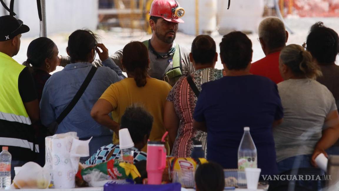 $!Portavoz de los trabajadores de rescate le dio información a las viudas.