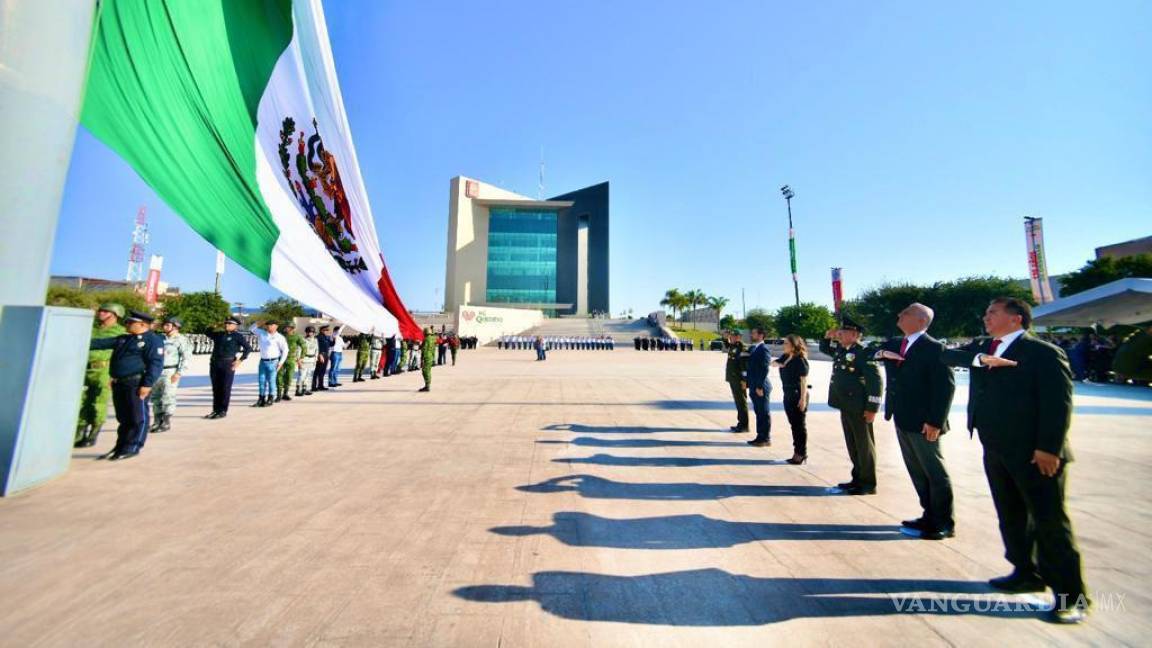 Román Cepeda González preside ceremonia de izamiento de bandera en Torreón, Coahuila