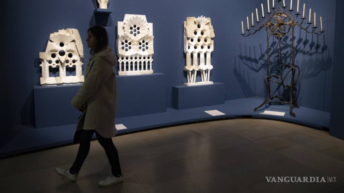 $!Un visitante mira las obras exhibidas como parte de una exposición dedicada al arquitecto español Antoni Gaudí, y presentada en el ‘Musee d’Orsay’ en París.