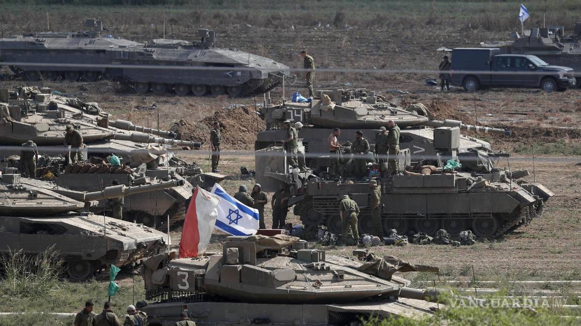 $!Tropas israelíes con una variedad de vehículos militares, incluidos tanques de batalla ‘Merkava’, en un lugar en la frontera con Gaza, el 14 de octubre de 2023.