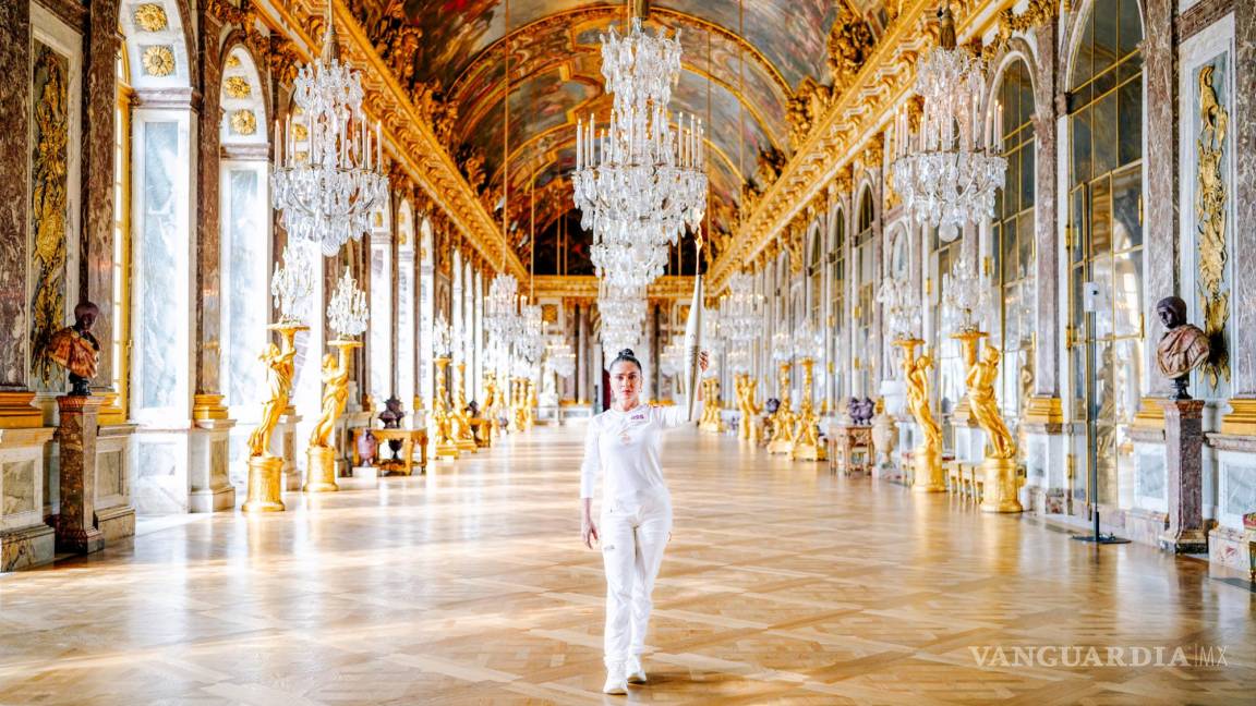 ¡Salma Hayek ilumina la ruta de la antorcha olímpica en Versalles!