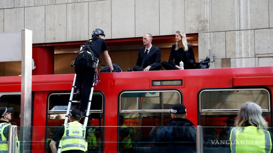Activistas contra el cambio climático se “pegan” con pegamento al techo de a un tren en Londres