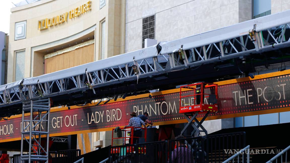 $!Jimmy Kimmel bromea acerca de los sobres en los Óscar