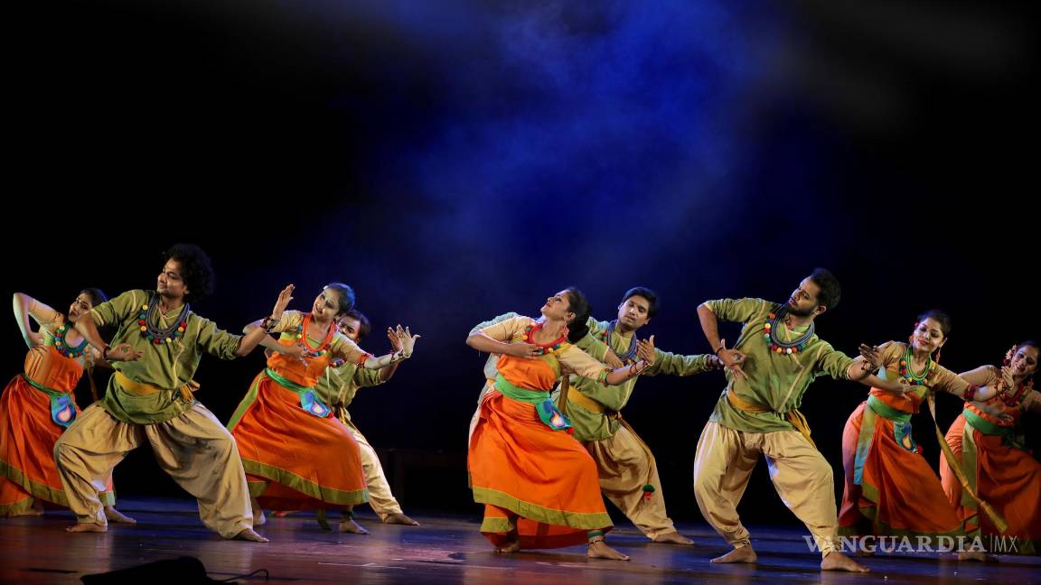 $!Bailarines se presentan bajo el tema ‘Paz mundial’ en el programa de celebración del Día Mundial de la Danza en un centro cultural en Calcuta, India oriental.