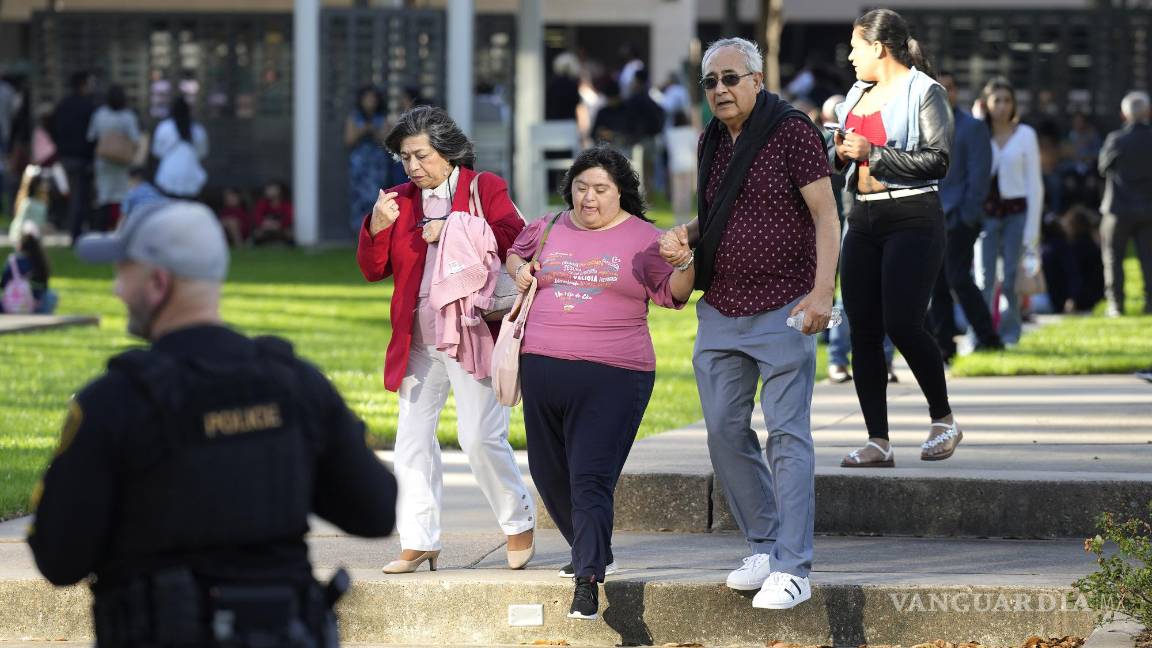 $!Los feligreses fueron desalojados por la policía, luego del incidente.