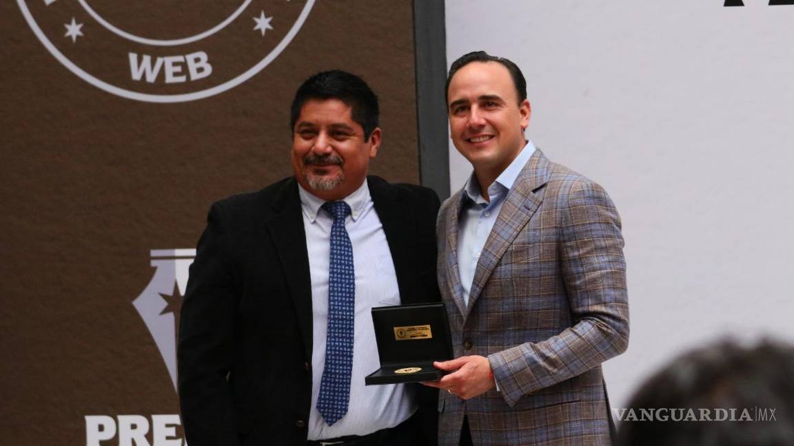$!Ulises Martínez es galardonado con el Premio a la Trayectoria, celebrando 25 años de periodismo especializado en seguridad.