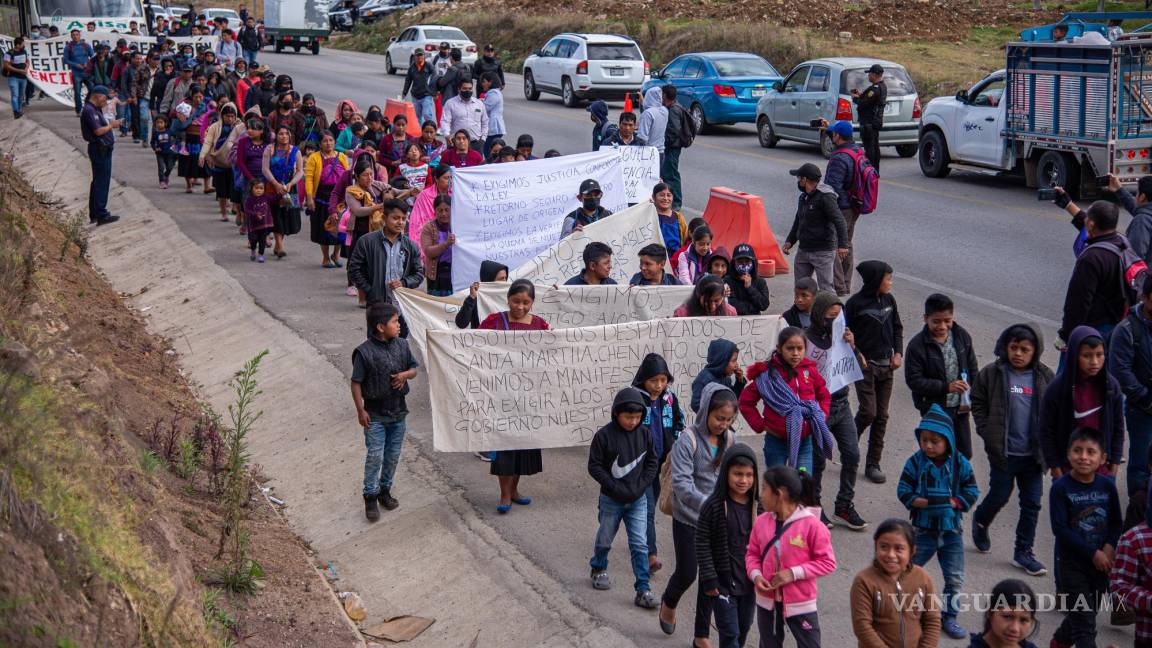 Indígenas marchan para poder volver a comunidades en San Cristóbal de Las Casas