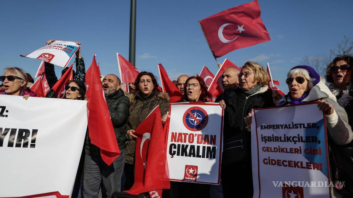 $!Miembros del Partido Patriótico sostienen pancartas “Dejemos la OTAN” y gritan consignas durante una protesta contra la OTAN en Estambul, Turquía.