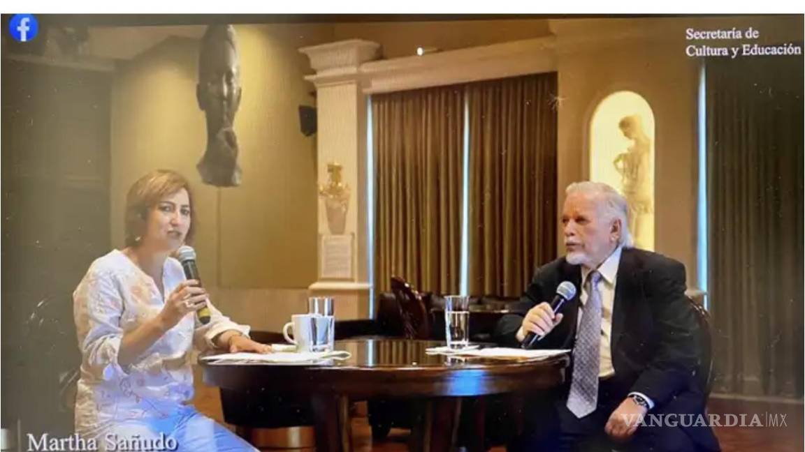 $!La secretaria de Cultura de SPGG, Martha Sañudo, entrevistando a Gustavo en agosto de 2020 en el salón que fue clausurado en Sept. 2021.